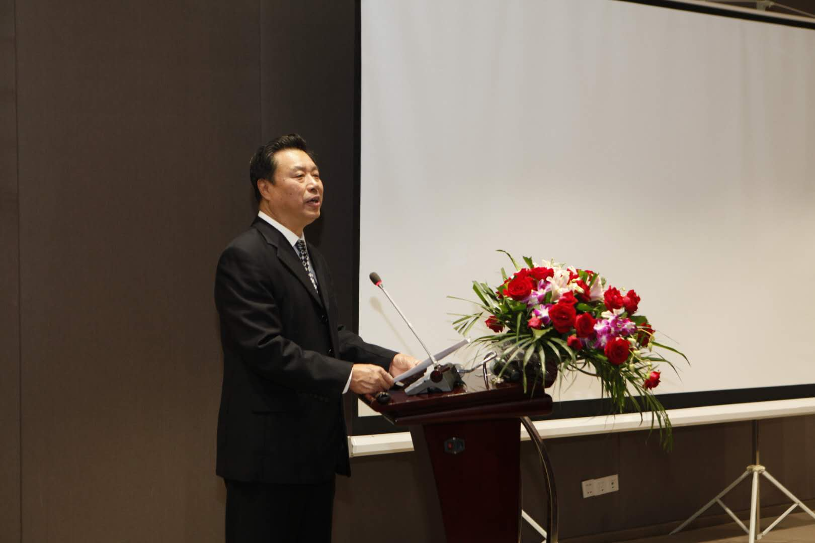 建立国内知名环保专家库